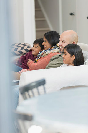 simsearch:6113-07730573,k - Family watching TV on living room sofa Foto de stock - Royalty Free Premium, Número: 6113-09241077