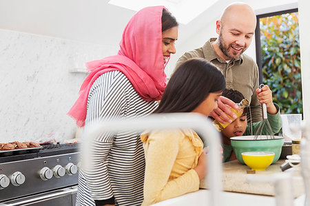 simsearch:6108-05871924,k - Family baking in kitchen Foto de stock - Royalty Free Premium, Número: 6113-09241083