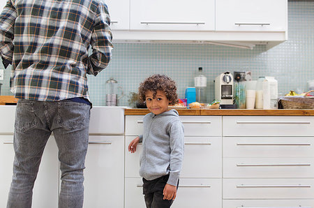 simsearch:632-08227494,k - Portrait cute boy in kitchen with father Foto de stock - Sin royalties Premium, Código: 6113-09241276