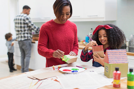 simsearch:649-09035594,k - Mother and daughter painting house crafts in kitchen Photographie de stock - Premium Libres de Droits, Code: 6113-09241288