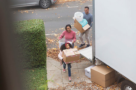 Family moving into new house, carrying belongings in driveway Foto de stock - Sin royalties Premium, Código: 6113-09241296