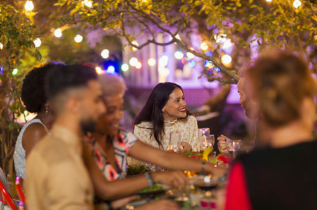 Friends enjoying dinner garden party Photographie de stock - Premium Libres de Droits, Code: 6113-09241350