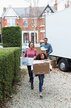Family moving into new house, carrying  belongings from moving van in driveway Foto de stock - Sin royalties Premium, Código: 6113-09241303