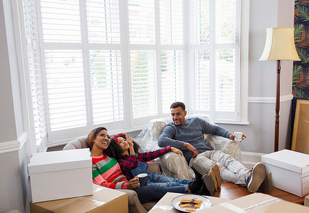 Family taking a break from packing, moving house Photographie de stock - Premium Libres de Droits, Code: 6113-09241300