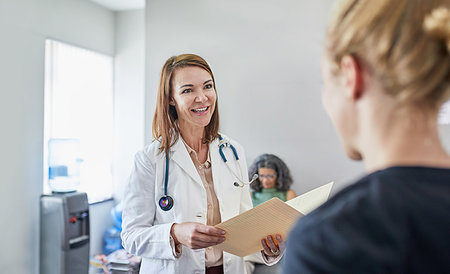 simsearch:6113-08321288,k - Female doctor and nurse talking in clinic Stock Photo - Premium Royalty-Free, Code: 6113-09241490