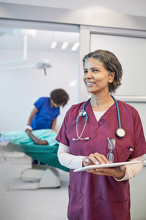 simsearch:6113-09241556,k - Confident, smiling female doctor with digital tablet in clinic Stock Photo - Premium Royalty-Free, Code: 6113-09241545