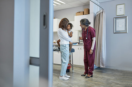 family standing in doorway - Female pediatrician talking with mother and daughter in clinic examination room Stock Photo - Premium Royalty-Free, Code: 6113-09241559