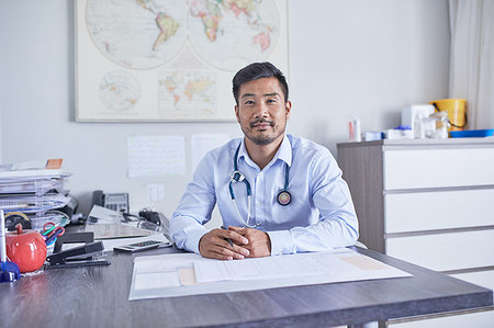 simsearch:6118-09129710,k - Portrait confident male doctor working in clinic doctors office Stockbilder - Premium RF Lizenzfrei, Bildnummer: 6113-09241588