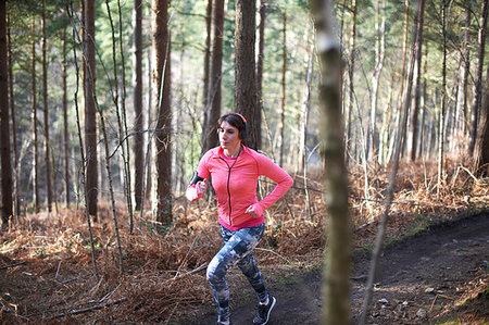 simsearch:6122-08211851,k - Woman running on trail in autumn woods Foto de stock - Sin royalties Premium, Código: 6113-09272526