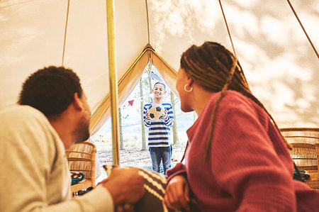 simsearch:6124-09188884,k - Couple watching son with soccer ball at camping yurt doorway Foto de stock - Royalty Free Premium, Número: 6113-09272850