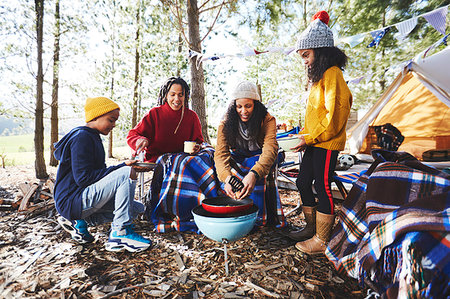 Lesbian couple and kids cooking at campsite grill Foto de stock - Sin royalties Premium, Código: 6113-09272869