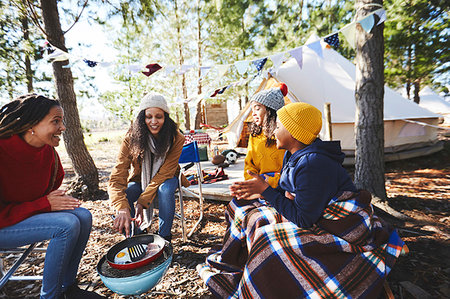 simsearch:6113-09272797,k - Lesbian couple and kids cooking breakfast at campsite grill in woods Fotografie stock - Premium Royalty-Free, Codice: 6113-09272820