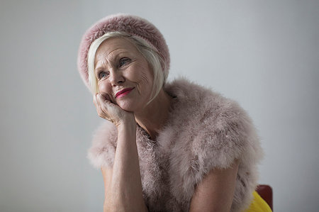 Smiling, nostalgic, elegant senior woman wearing fur Photographie de stock - Premium Libres de Droits, Code: 6113-09200047