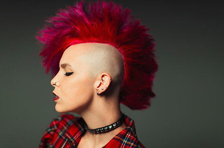 simsearch:6113-09220464,k - Profile portrait cool young woman with pink mohawk Foto de stock - Sin royalties Premium, Código: 6113-09200078