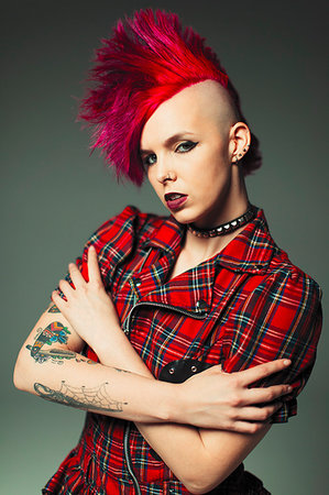 simsearch:6113-09199989,k - Portrait confident, cool young woman with pink mohawk and tattoos Foto de stock - Sin royalties Premium, Código: 6113-09200083