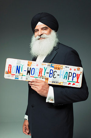 simsearch:6113-09200061,k - Portrait smiling, well-dressed senior man in turban holding  Dont Worry Be Happy  license plates Foto de stock - Sin royalties Premium, Código: 6113-09200085