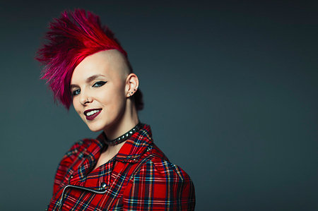 simsearch:6113-09220464,k - Portrait confident, cool young woman with pink mohawk Foto de stock - Sin royalties Premium, Código: 6113-09200113