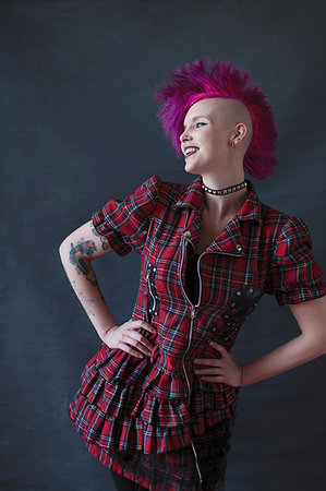 simsearch:6113-09199989,k - Portrait confident young woman with pink mohawk Foto de stock - Sin royalties Premium, Código: 6113-09200111