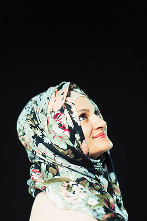 simsearch:6113-09200061,k - Portrait smiling, confident woman in floral hijab looking up Foto de stock - Sin royalties Premium, Código: 6113-09200115