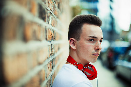 simsearch:6113-09220496,k - Serious teenage boy with headphones looking away Stockbilder - Premium RF Lizenzfrei, Bildnummer: 6113-09220449