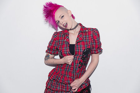 simsearch:6113-09220464,k - Portrait confident, cool young woman with pink mohawk Foto de stock - Sin royalties Premium, Código: 6113-09220561