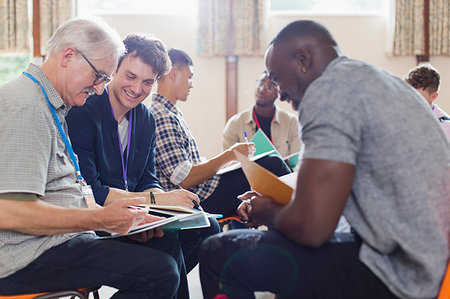 simsearch:6113-09220833,k - Men reading paperwork in group therapy in community center Foto de stock - Sin royalties Premium, Código: 6113-09220701