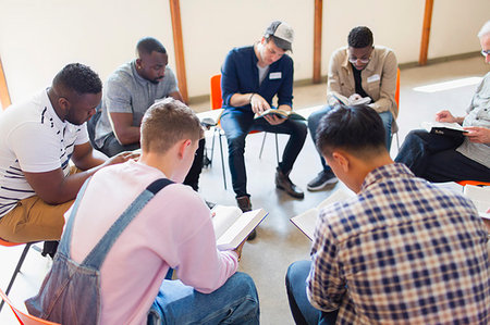 Men reading and discussing bible in prayer group Photographie de stock - Premium Libres de Droits, Code: 6113-09220810