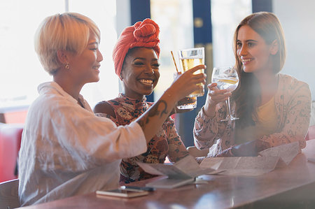 simsearch:6124-08946048,k - Happy, carefree young women friends toasting cocktail glasses in bar Stockbilder - Premium RF Lizenzfrei, Bildnummer: 6113-09239620