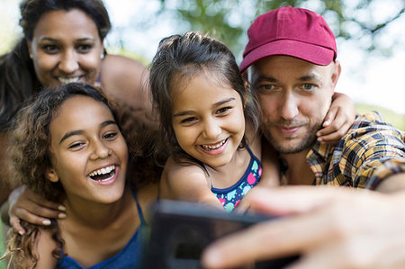 south east asian mother child - Happy family taking selfie with camera phone Photographie de stock - Premium Libres de Droits, Code: 6113-09239955