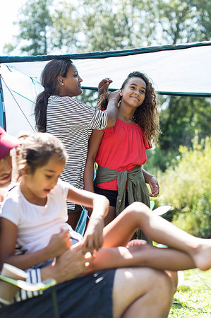 simsearch:6113-08909953,k - Mother fixing daughters hair at campsite Fotografie stock - Premium Royalty-Free, Codice: 6113-09239972