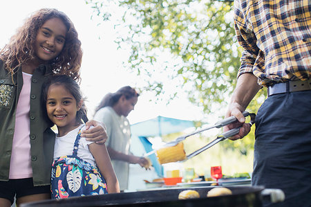 pince (divers) - Portrait happy sisters enjoying backyard barbecue Foto de stock - Sin royalties Premium, Código: 6113-09239935