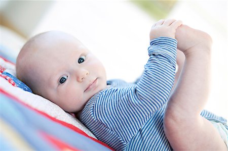 développement - Baby boy lying on back, Munich, Bavaria, Germany Photographie de stock - Premium Libres de Droits, Code: 6115-06778548