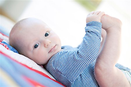 Baby boy lying on back, Munich, Bavaria, Germany Photographie de stock - Premium Libres de Droits, Code: 6115-06778548