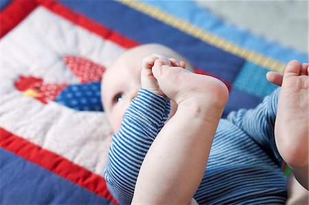 develop - Baby boy lying on back, Munich, Bavaria, Germany Foto de stock - Sin royalties Premium, Código: 6115-06778554