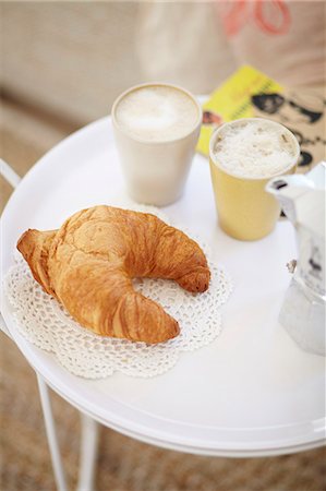 Croissant And Cup Of Coffee On Table Foto de stock - Sin royalties Premium, Código: 6115-06778502