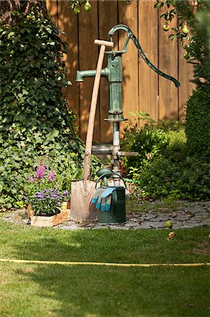 plante en pot - Garden equipment next to garden pump, Munich, Bavaria, Germany Photographie de stock - Premium Libres de Droits, Code: 6115-06778641