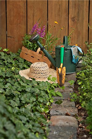 potted plant - Garden equipment, flowers and straw hat in the garden, Munich, Bavaria, Germany Stock Photo - Premium Royalty-Free, Code: 6115-06778642