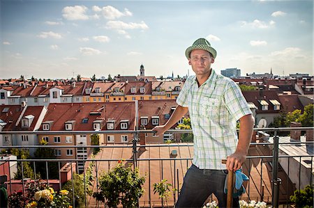 pá de jardim - Man Standing On Balcony, Munich, Bavaria, Germany, Europe Foto de stock - Royalty Free Premium, Número: 6115-06778649