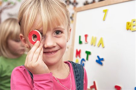 simsearch:6115-06778740,k - Girl Holding Capital Letter, Portrait, Kottgeisering, Bavaria, Germany, Europe Foto de stock - Sin royalties Premium, Código: 6115-06778756