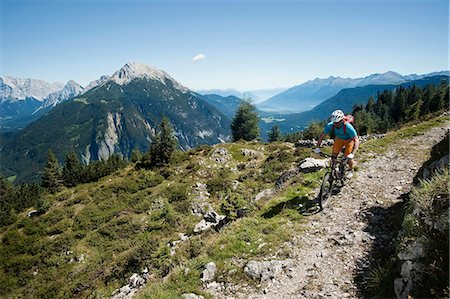 extreme - Mountain biker riding on Alpine trail, Tyrol, Austria Foto de stock - Sin royalties Premium, Código: 6115-06778766