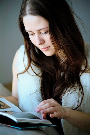 simsearch:6115-06778724,k - Woman with brown hair reading a book, Copenhagen, Denmark Foto de stock - Sin royalties Premium, Código: 6115-06778717