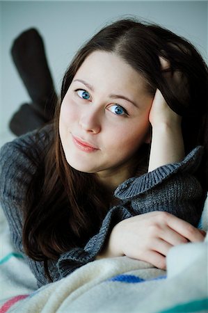 simsearch:6115-06778724,k - Woman with brown hair lying down on bed, Copenhagen, Denmark Foto de stock - Sin royalties Premium, Código: 6115-06778715