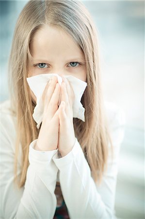 Sick girl blowing her nose, Osijek, Croatia Photographie de stock - Premium Libres de Droits, Code: 6115-06778958