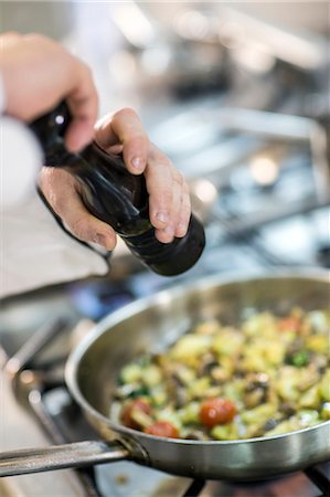poivrier - Chef Seasoning Fresh Food In Pan Photographie de stock - Premium Libres de Droits, Code: 6115-06778979