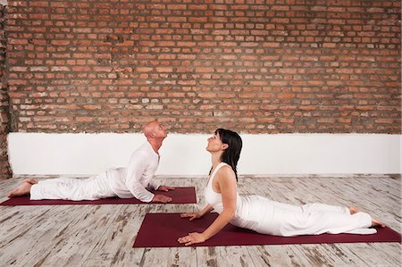 simsearch:6115-06778845,k - Couple Practising Yoga, Cobra Pose Fotografie stock - Premium Royalty-Free, Codice: 6115-06778902