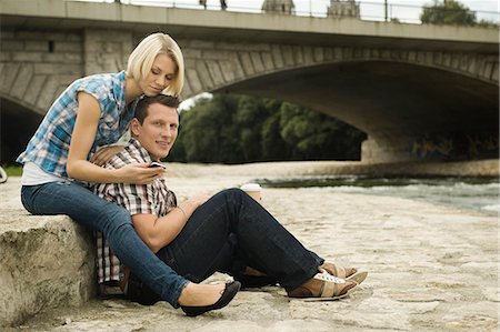 simsearch:6115-08239219,k - Young couple relaxing on the waterfront, Munich, Bavaria, Germany Foto de stock - Royalty Free Premium, Número: 6115-06778920