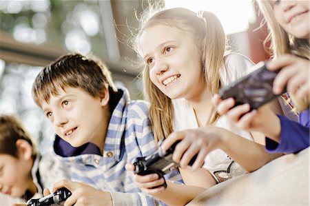 Children playing video game, Osijek, Croatia, Europe Photographie de stock - Premium Libres de Droits, Code: 6115-06779053