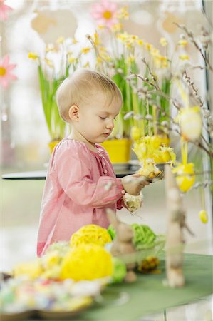 simsearch:6115-06778996,k - Little Girl Playing With Easter Decoration, Osijek, Croatia, Euope Foto de stock - Royalty Free Premium, Número: 6115-06779018