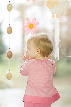 Little Girl Looking At Easter Decoration, Osijek, Croatia, Euope Foto de stock - Sin royalties Premium, Código: 6115-06779019