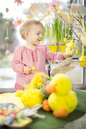 simsearch:400-05374611,k - Little Girl Playing With Easter Decoration, Osijek, Croatia, Euope Foto de stock - Sin royalties Premium, Código: 6115-06779023